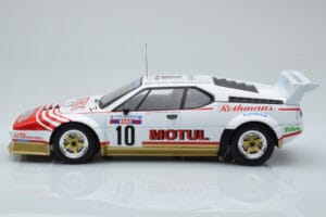 BMW M1 Motul #10 B. Darniche / A. Mahe Rally Tour de Corse 1982 IXO 1:18 18RMC114 Kov – obrázek 3 z 6