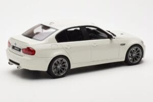 BMW M3 E90 Sedan Bílý GT Spirit 1:18 GT053 Pryskyřice – obrázek 2 z 6
