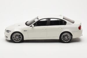 BMW M3 E90 Sedan Bílý GT Spirit 1:18 GT053 Pryskyřice – obrázek 3 z 6