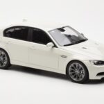 BMW M3 E90 Sedan Bílý GT Spirit 1:18 - image 4 of 6