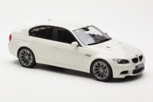 BMW M3 E90 Sedan Bílý GT Spirit 1:18 GT053 Pryskyřice – obrázek 4 z 6