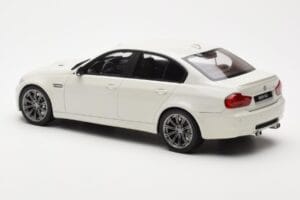 BMW M3 E90 Sedan Bílý GT Spirit 1:18 GT053 Pryskyřice – obrázek 5 z 6