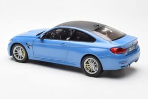 BMW M4 F82 Yas Marina Modrý Paragon 1:18 PA-97102 Kov – obrázek 7 z 8