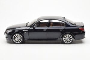 BMW M5 E60 Carbon Černý Kyosho 1:18 08593BK Kov – obrázek 4 z 8