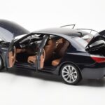 BMW M5 E60 Carbon Černý Kyosho 1:18 - image 5 of 8