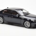 BMW M5 E60 Carbon Černý Kyosho 1:18 - image 6 of 8