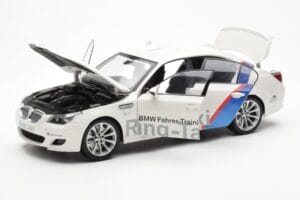 BMW M5 E60 Ring Taxi Nurburgring Kyosho 1:18 08593RT Kov – obrázek 2 z 8
