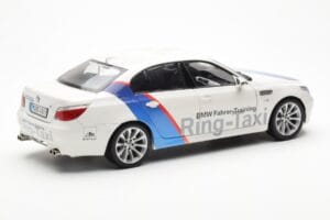 BMW M5 E60 Ring Taxi Nurburgring Kyosho 1:18 08593RT Kov – obrázek 3 z 8