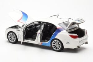 BMW M5 E60 Ring Taxi Nurburgring Kyosho 1:18 08593RT Kov – obrázek 5 z 8