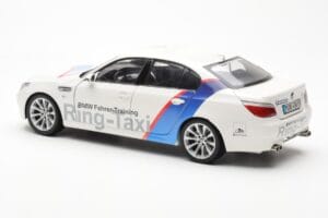 BMW M5 E60 Ring Taxi Nurburgring Kyosho 1:18 08593RT Kov – obrázek 7 z 8