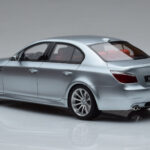 BMW M5 E60 Stříbrný Otto 1:18 - image 5 of 6