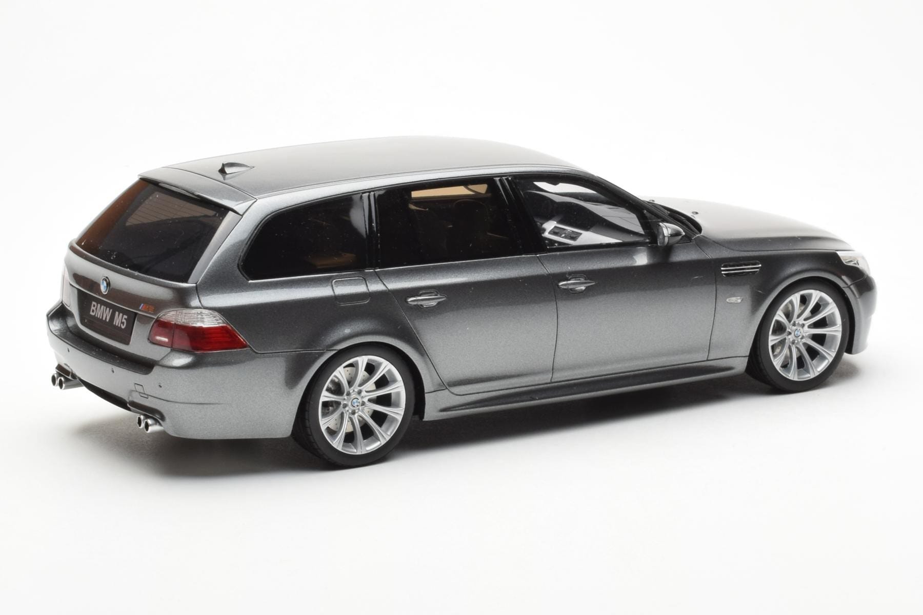BMW M5 E61 Touring Šedý Otto 1:18 OT189 Pryskyřice – obrázek 2 z 6
