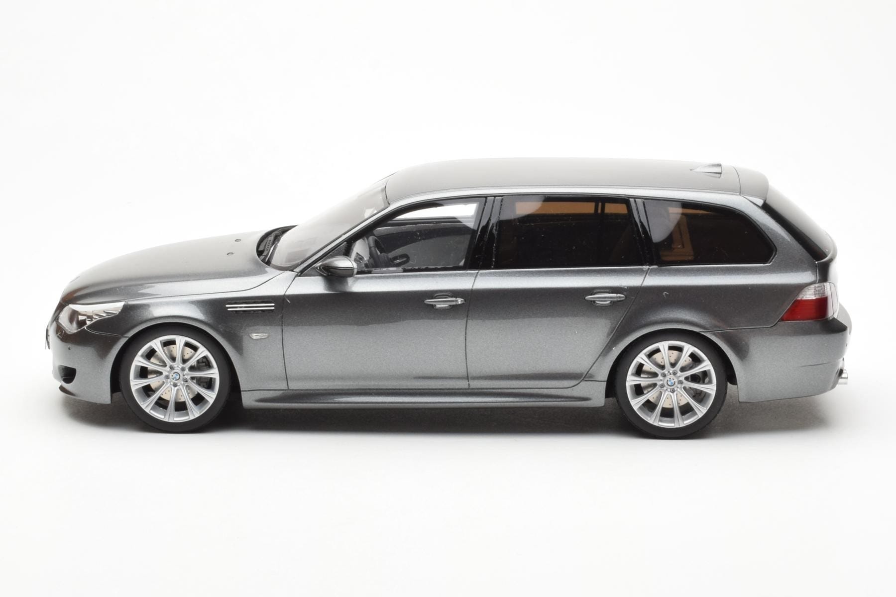 BMW M5 E61 Touring Šedý Otto 1:18 OT189 Pryskyřice – obrázek 3 z 6