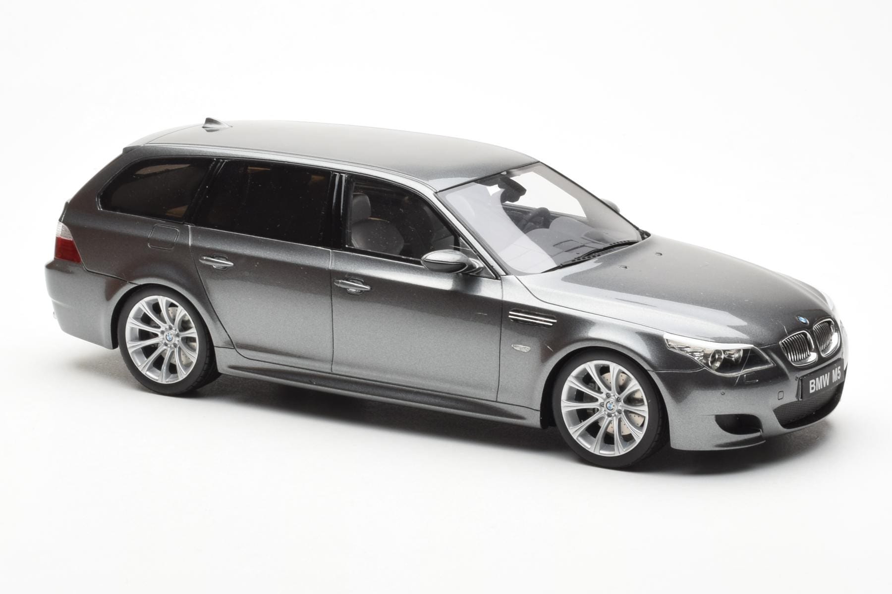 BMW M5 E61 Touring Šedý Otto 1:18 OT189 Pryskyřice – obrázek 4 z 6