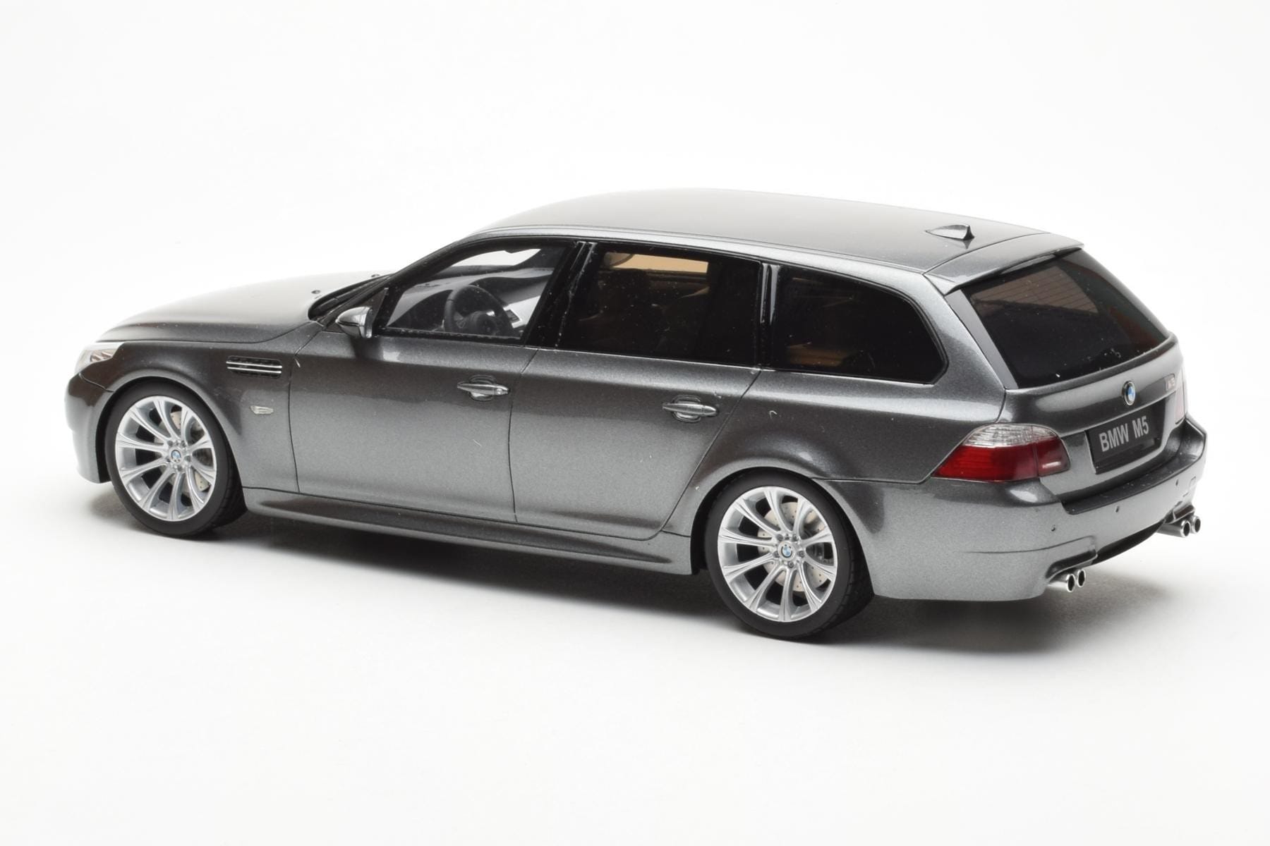 BMW M5 E61 Touring Šedý Otto 1:18 OT189 Pryskyřice – obrázek 5 z 6
