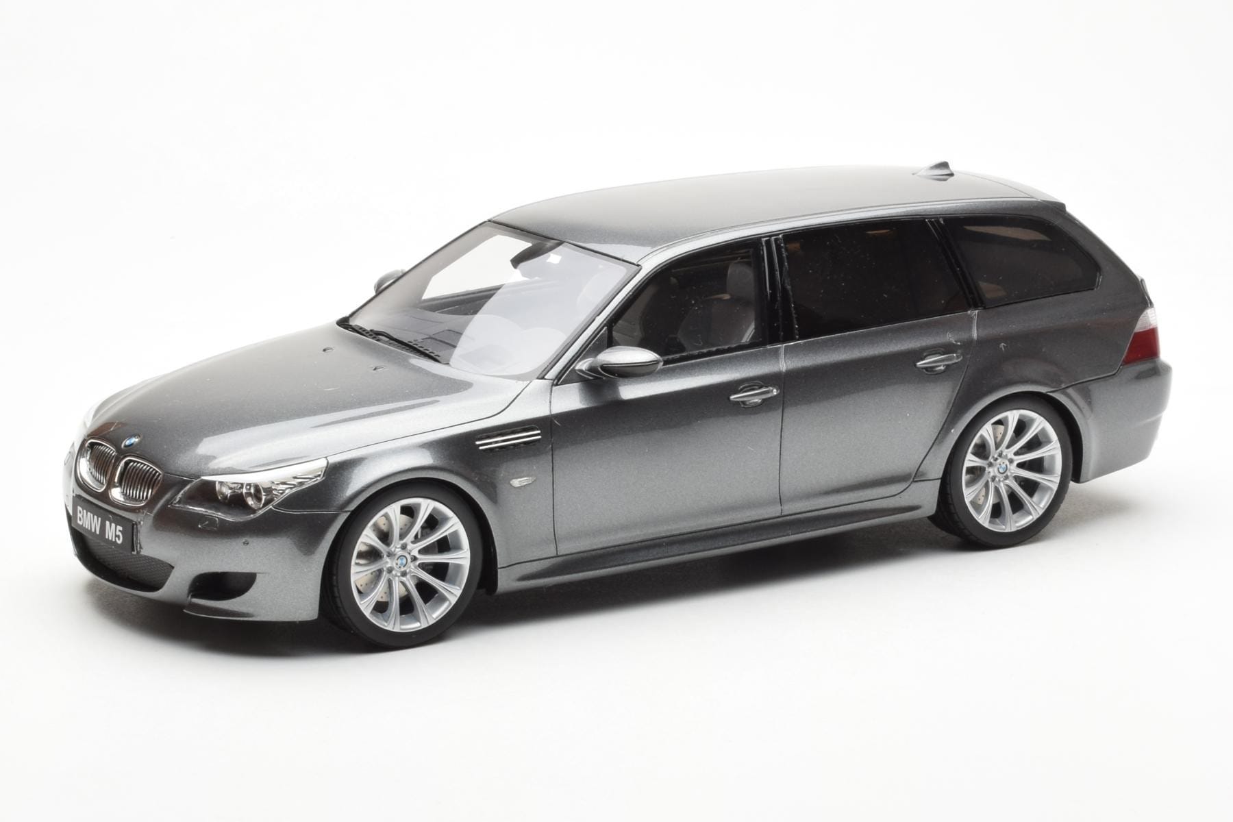 BMW M5 E61 Touring Šedý Otto 1:18 OT189 Pryskyřice