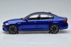 BMW M5 F90 Marina Bay Modrý Norev 1:18 80432454783 Kov – obrázek 4 z 7