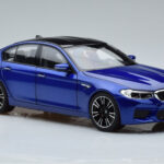 BMW M5 F90 Marina Bay Modrý Norev 1:18 - image 5 of 7
