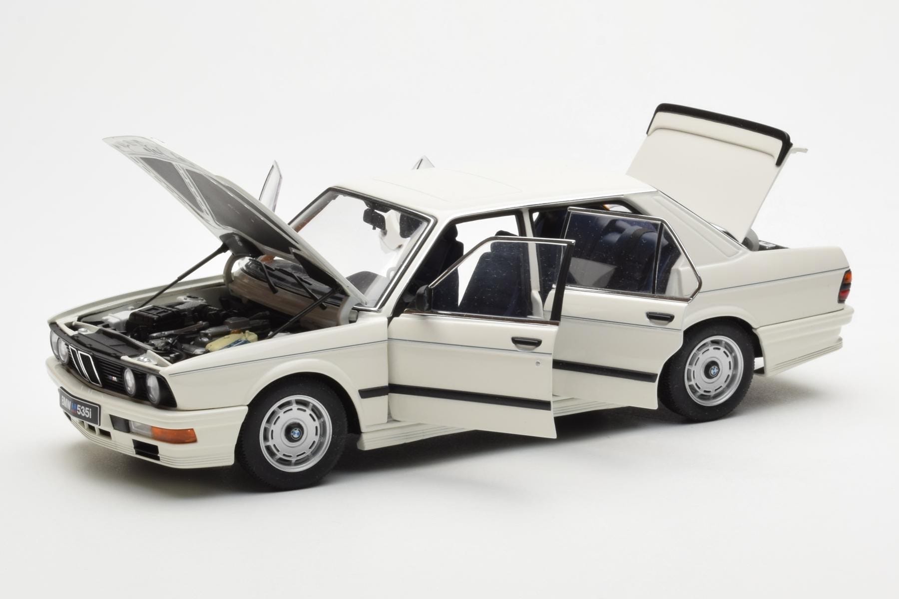 BMW M535i E28 Alpine Bílý AUTOart 1:18 75161 Kov – obrázek 2 z 10