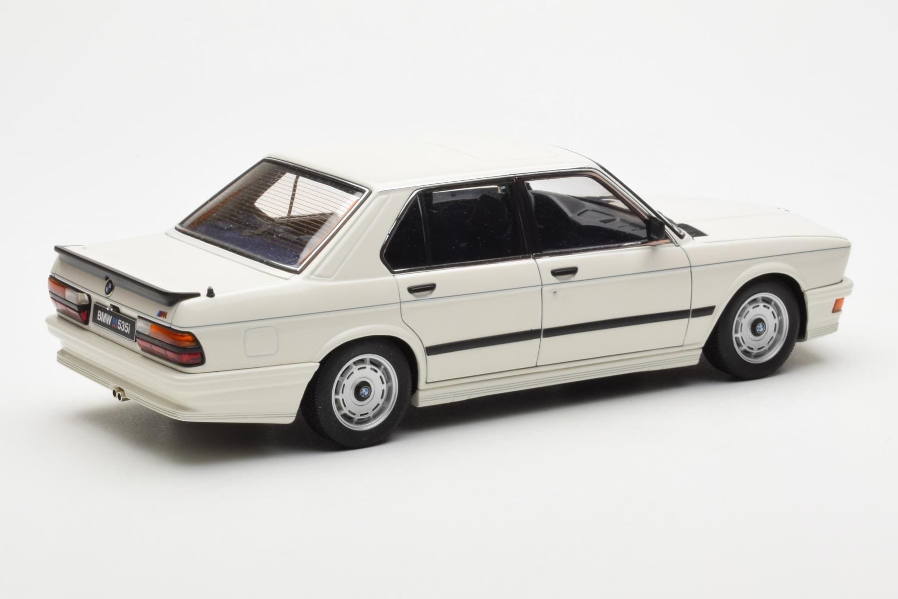 BMW M535i E28 Alpine Bílý AUTOart 1:18 75161 Kov – obrázek 3 z 10