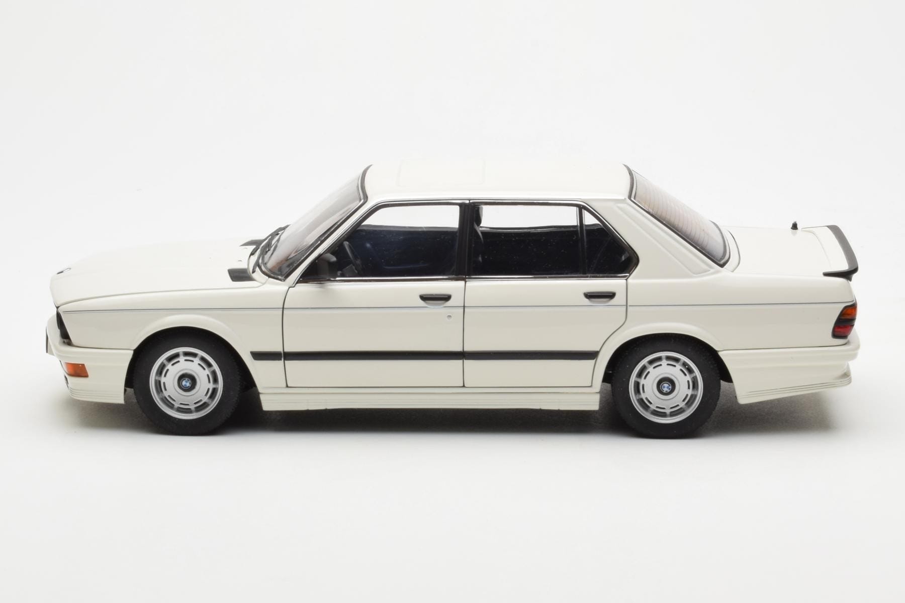 BMW M535i E28 Alpine Bílý AUTOart 1:18 75161 Kov – obrázek 4 z 10