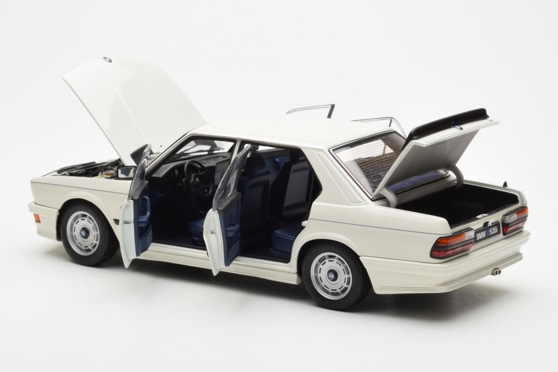 BMW M535i E28 Alpine Bílý AUTOart 1:18 75161 Kov – obrázek 5 z 10