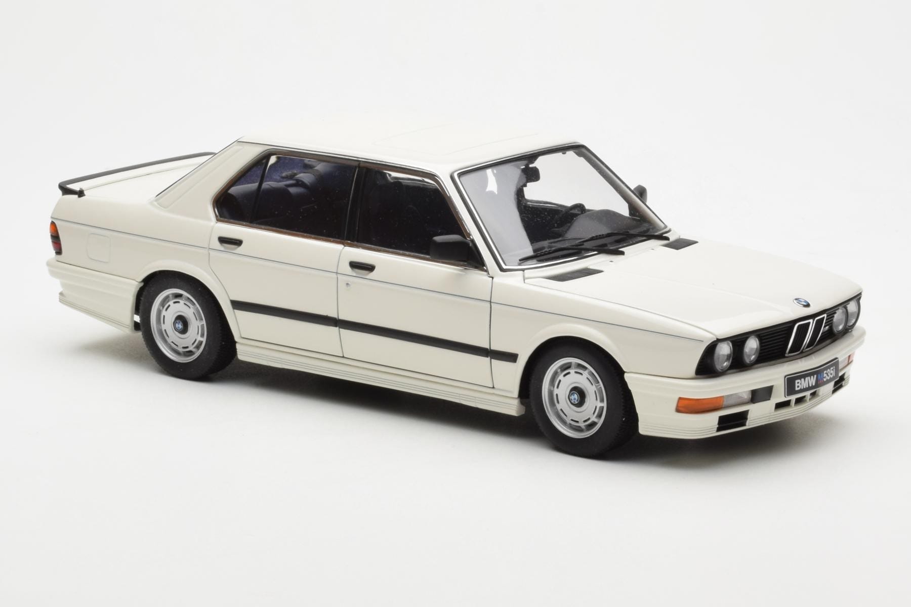 BMW M535i E28 Alpine Bílý AUTOart 1:18 75161 Kov – obrázek 6 z 10