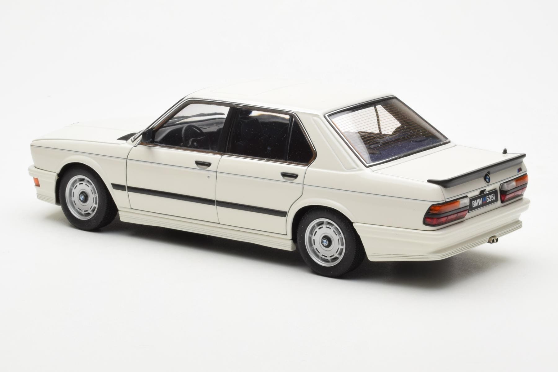 BMW M535i E28 Alpine Bílý AUTOart 1:18 75161 Kov – obrázek 7 z 10