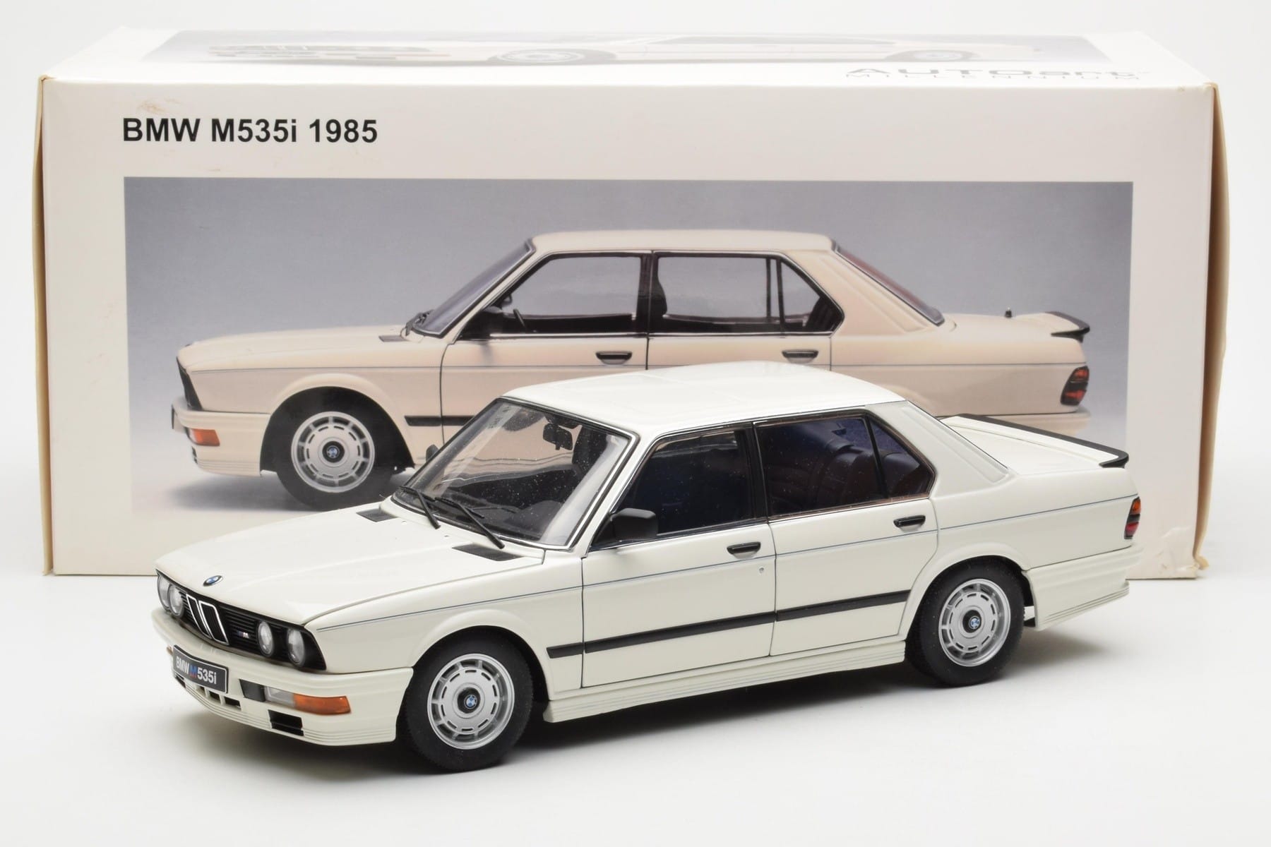 BMW M535i E28 Alpine Bílý AUTOart 1:18 75161 Kov – obrázek 10 z 10