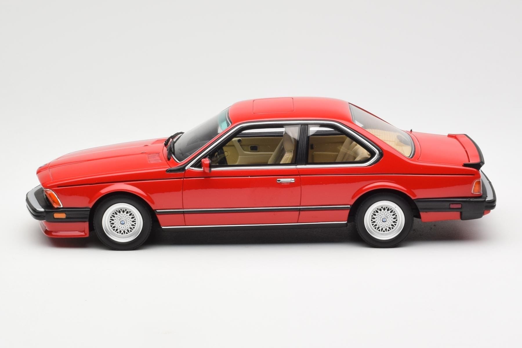 BMW M635 CSi E24 Henna Červený Otto 1:18 OT1018 Pryskyřice – obrázek 3 z 6