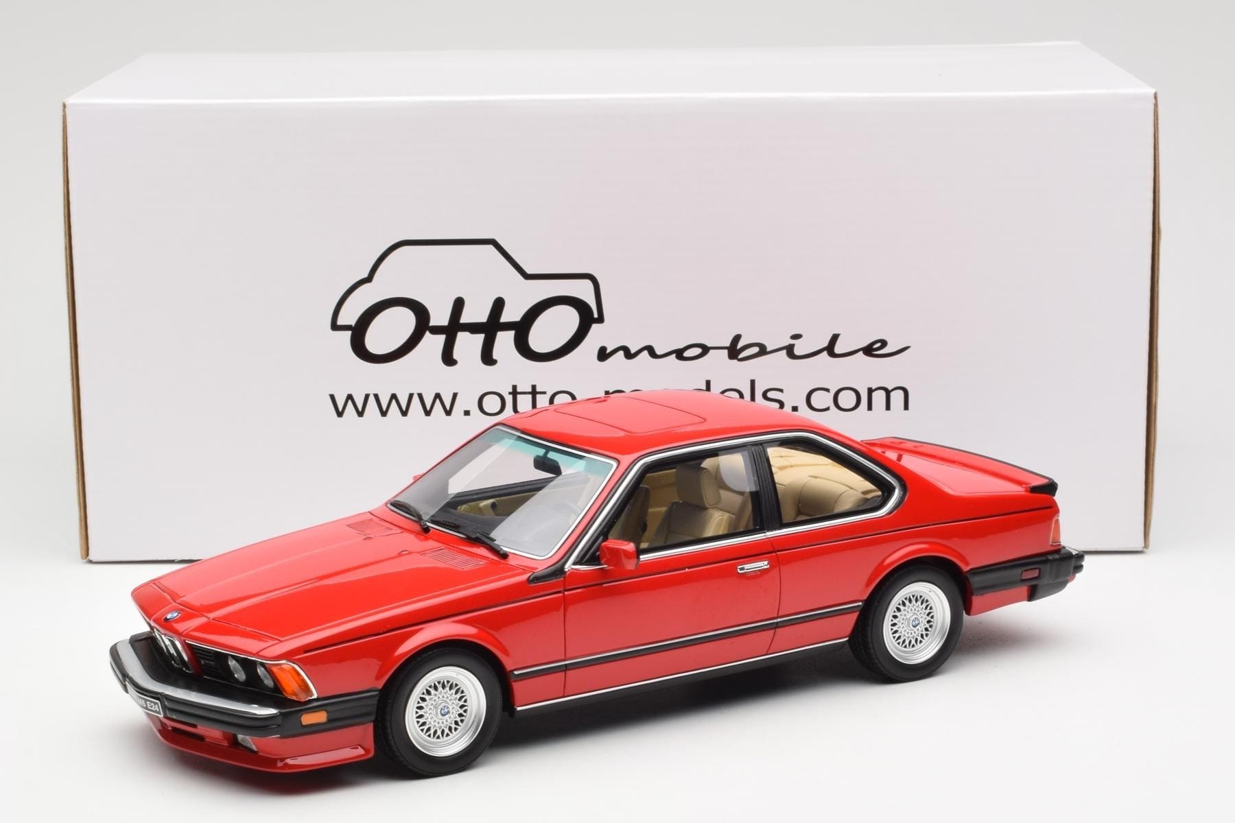 BMW M635 CSi E24 Henna Červený Otto 1:18 OT1018 Pryskyřice – obrázek 6 z 6
