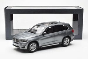 BMW X5 F15 Space Šedý Paragon 1:18 80432318988 Kov – obrázek 8 z 8