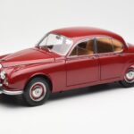 Daimler 250 V8 Červený Paragon 1:18 PA-98312