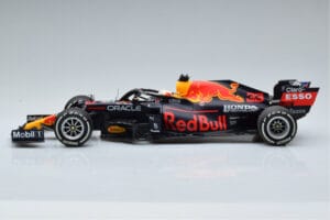 Red Bull Racing RB16B #33 M. Verstappen Abu Dhabi GP F1 World Champion 2021 Minichamps 1:18 110212333 Kov – obrázek 3 z 6