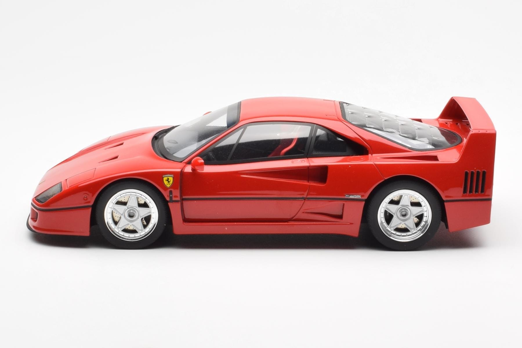 Ferrari F40 Červený GT Spirit 1:18 GT291 Pryskyřice – obrázek 2 z 5
