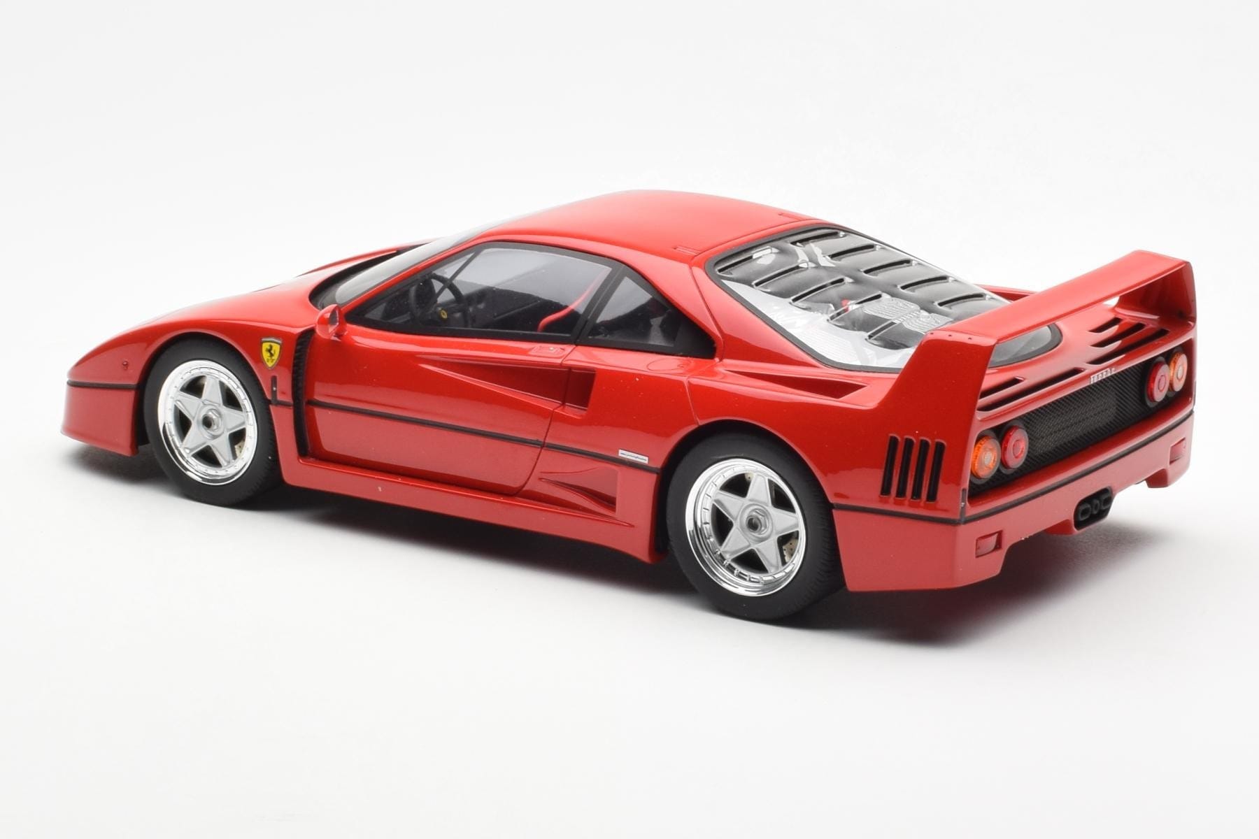 Ferrari F40 Červený GT Spirit 1:18 GT291 Pryskyřice – obrázek 3 z 5