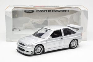 Ford Escort RS Cosworth Silniční Verze Stříbrný UT Models 1:18 22706 Kov – obrázek 2 z 6