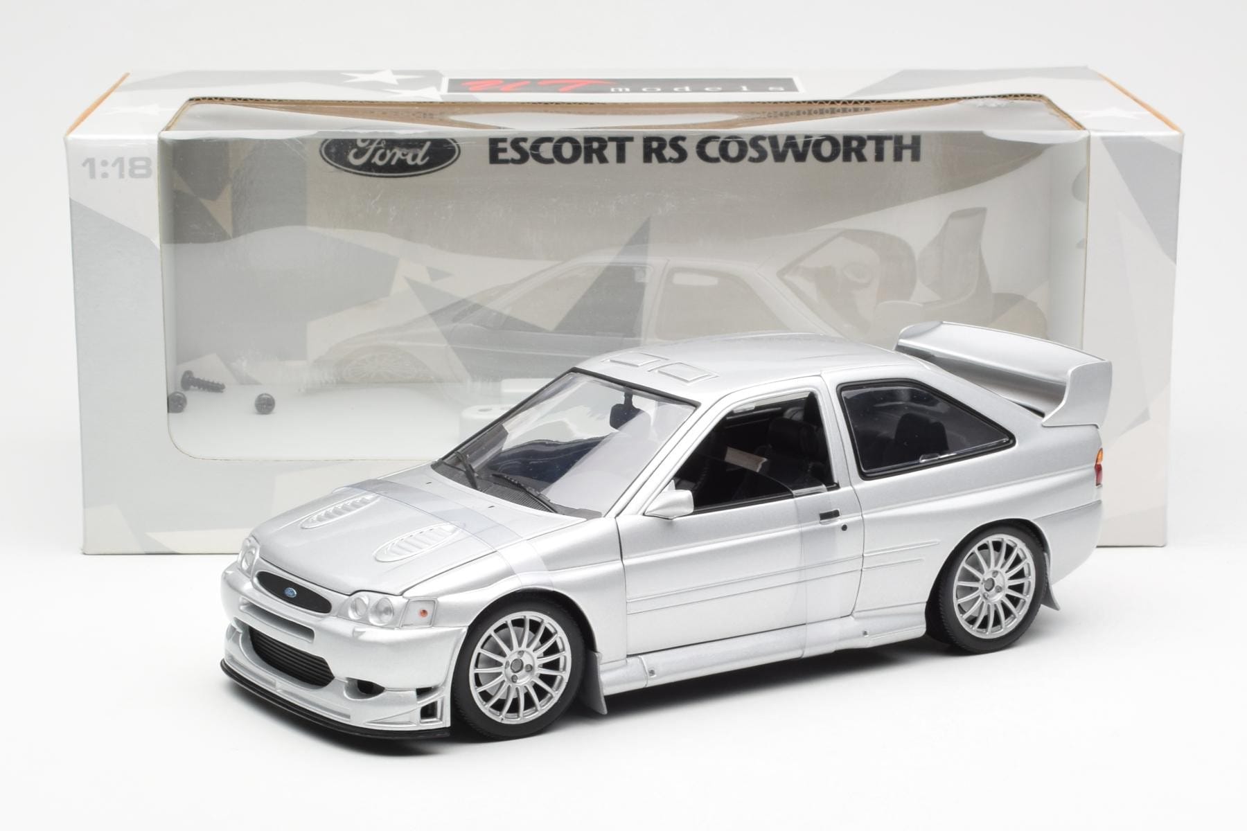 Ford Escort RS Cosworth Silniční Verze Stříbrný UT Models 1:18 22706 Kov – obrázek 2 z 6