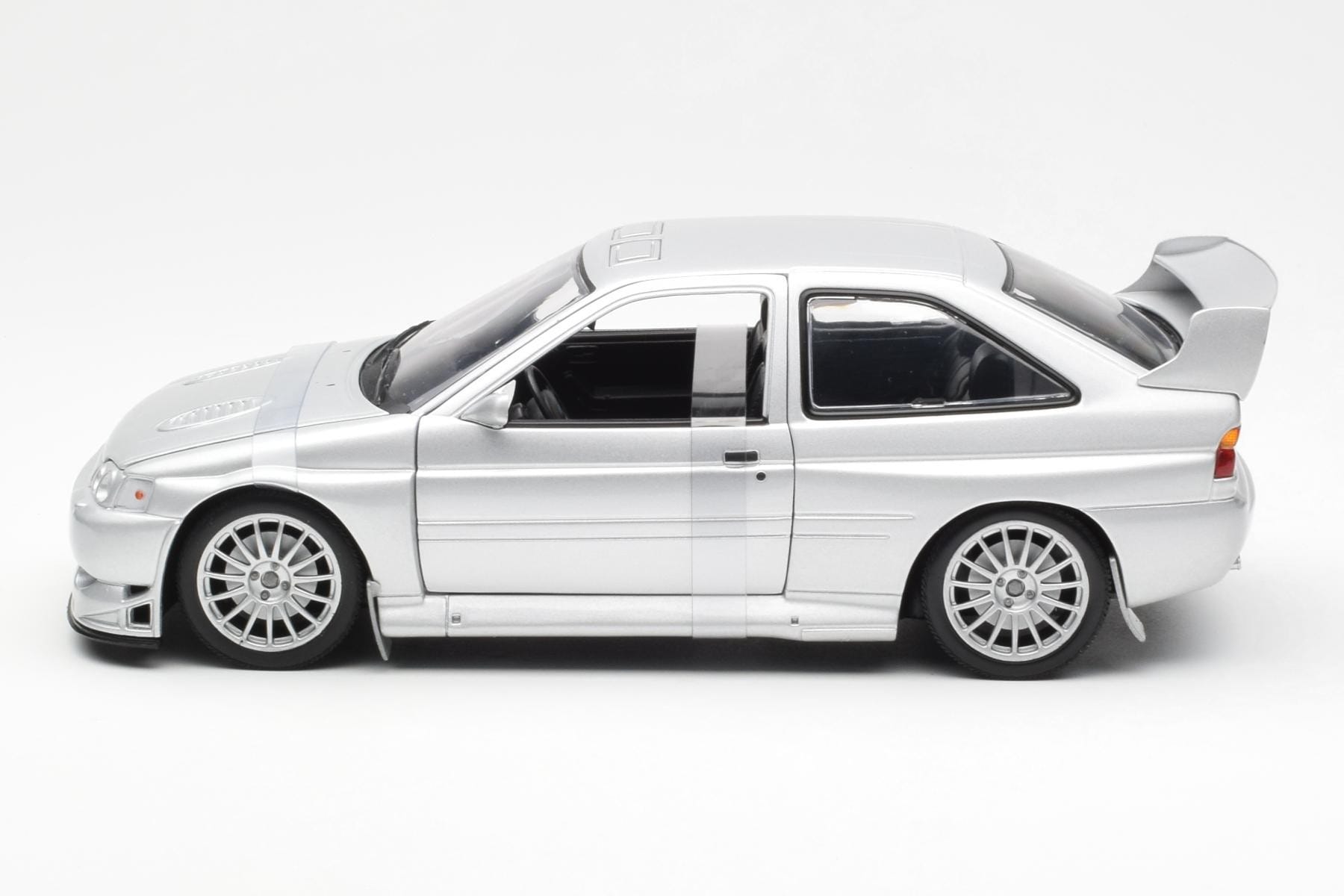 Ford Escort RS Cosworth Silniční Verze Stříbrný UT Models 1:18 22706 Kov – obrázek 3 z 6