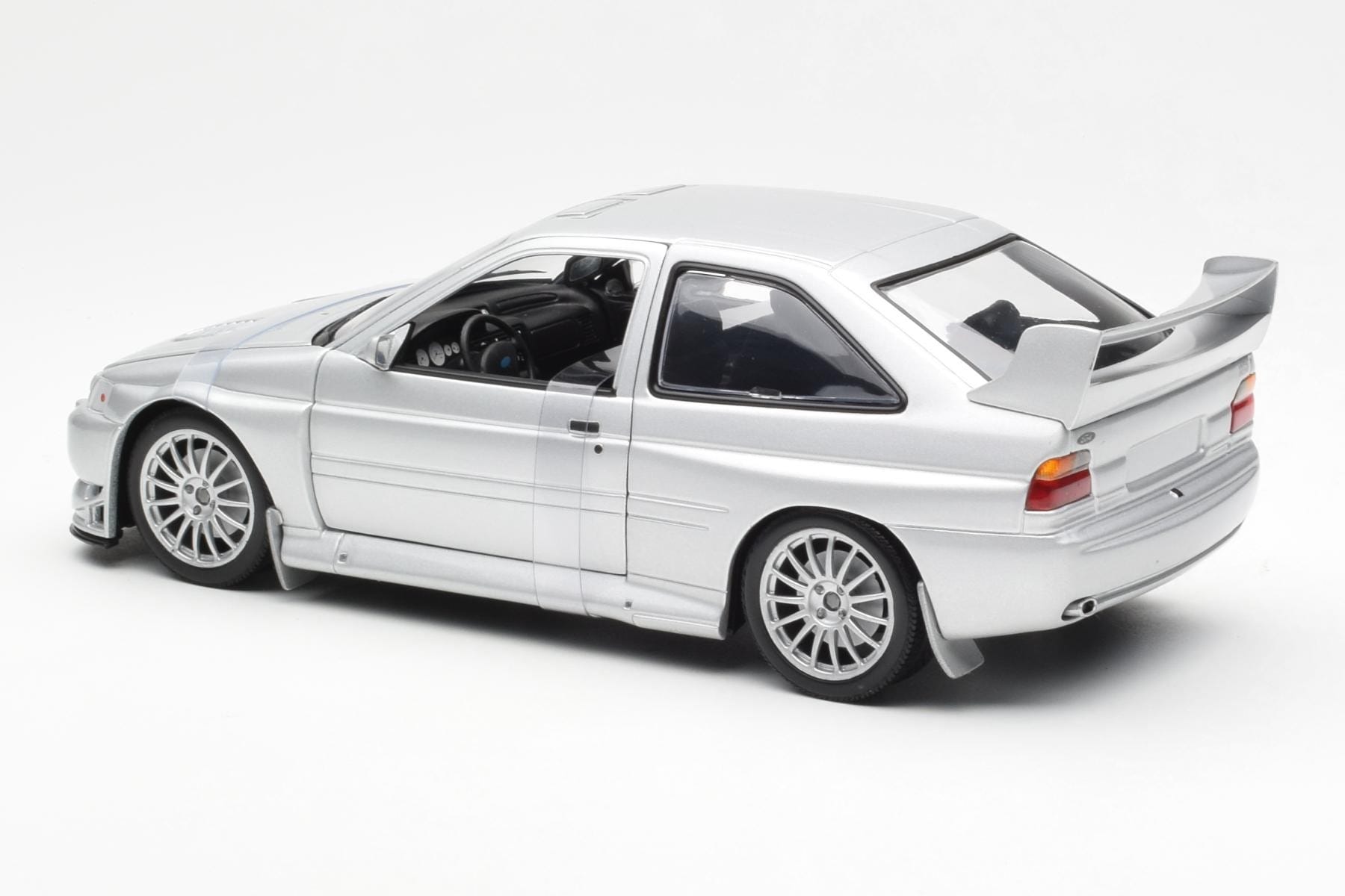 Ford Escort RS Cosworth Silniční Verze Stříbrný UT Models 1:18 22706 Kov – obrázek 4 z 6