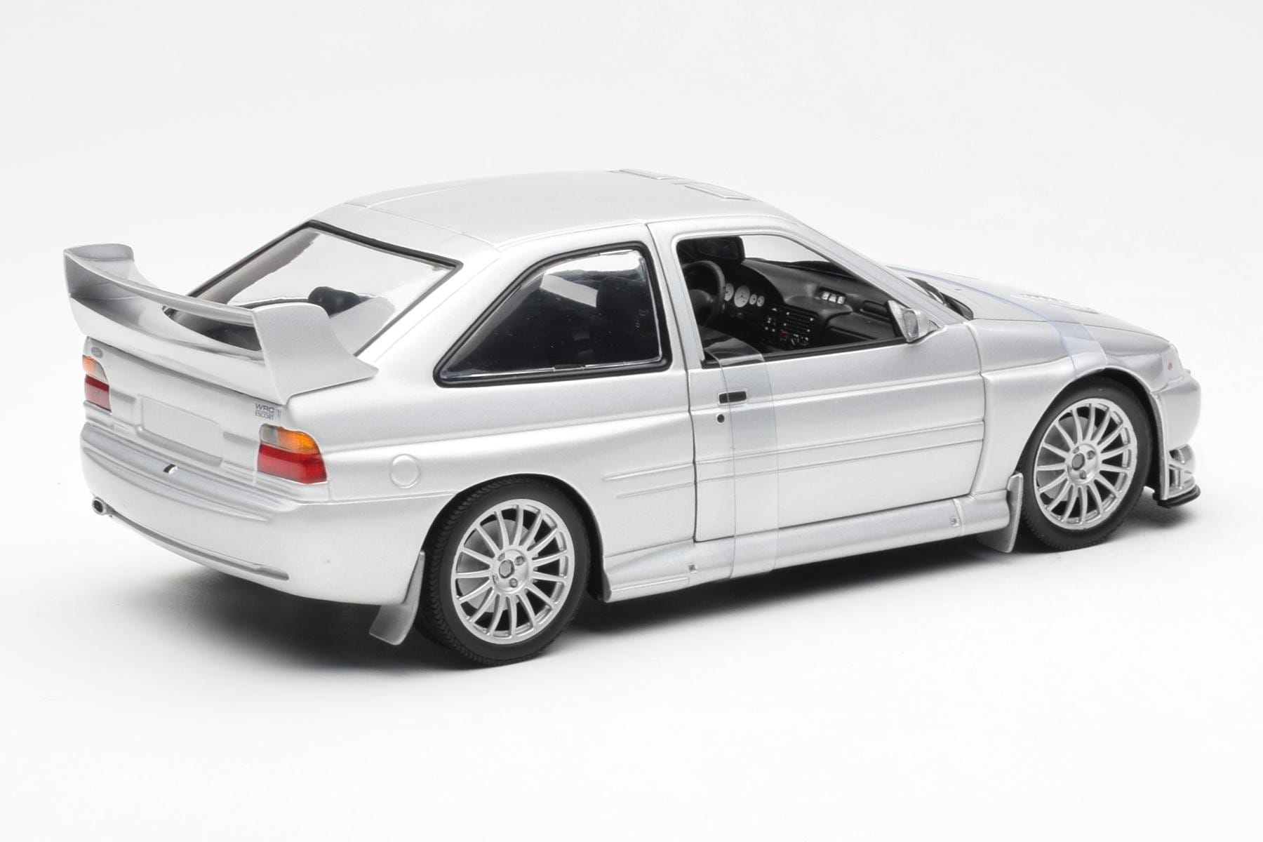 Ford Escort RS Cosworth Silniční Verze Stříbrný UT Models 1:18 22706 Kov – obrázek 5 z 6