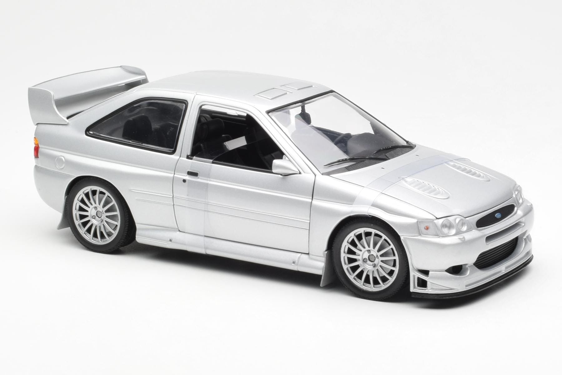 Ford Escort RS Cosworth Silniční Verze Stříbrný UT Models 1:18 22706 Kov – obrázek 6 z 6