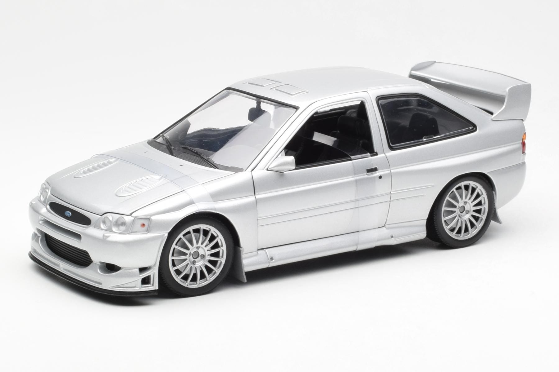 Ford Escort RS Cosworth Silniční Verze Stříbrný UT Models 1:18 22706 Kov