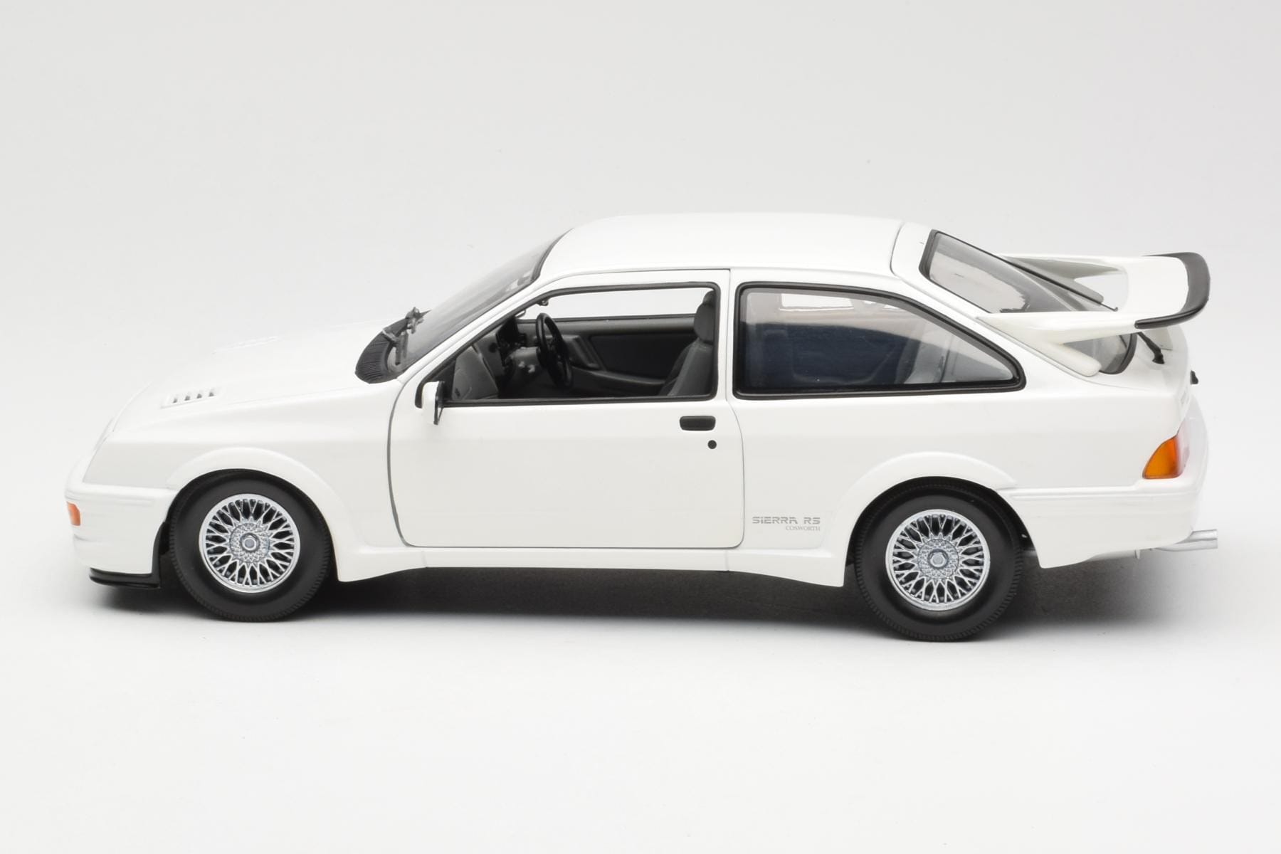 Ford Sierra RS RHD Bílý Minichamps 1:18 150084070 Kov – obrázek 4 z 8