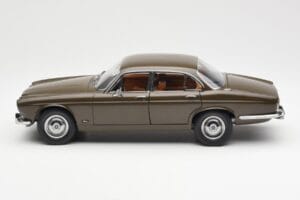 Jaguar XJ6 Series 1 4.2 Sable Hnědý Paragon 1:18 2011004 Kov – obrázek 4 z 8