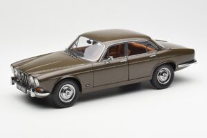 Jaguar XJ6 Series 1 4.2 Sable Hnědý Paragon 1:18 2011004