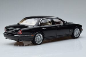 Jaguar XJ6 X350 Ebony Černý Almost Real 1:18 810501 Kov – obrázek 3 z 11