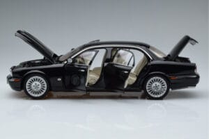 Jaguar XJ6 X350 Ebony Černý Almost Real 1:18 810501 Kov – obrázek 4 z 11