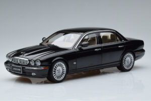 Jaguar XJ6 X350 Ebony Černý Almost Real 1:18