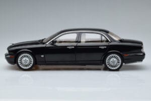 Jaguar XJ6 X350 Ebony Černý Almost Real 1:18 810501 Kov – obrázek 5 z 11